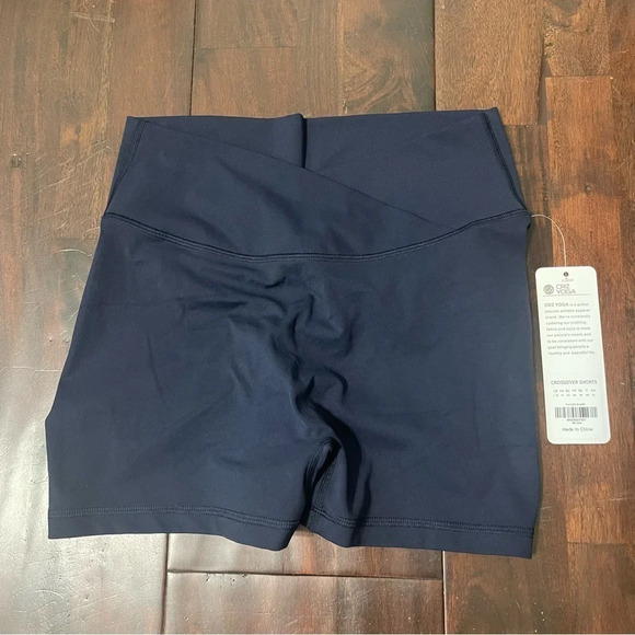 NWT Crazy Yoga Butterluxe Crossover Butt Shorts 3” Women’s Large Navy - Picture 1 of 6